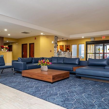 Endeavor Inn & Suites, Trademark Collection By Wyndham Topeka Bagian luar foto