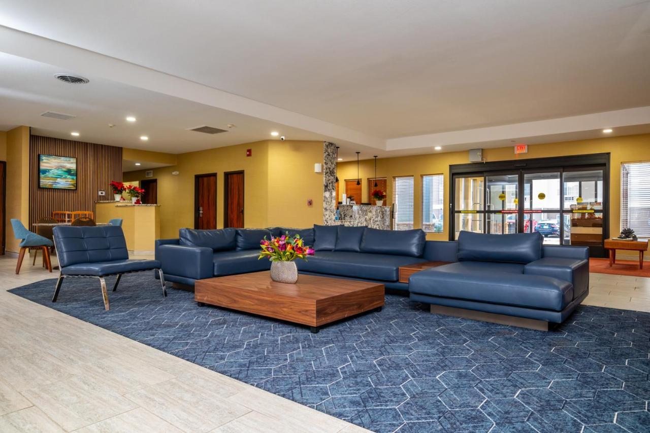 Endeavor Inn & Suites, Trademark Collection By Wyndham Topeka Bagian luar foto