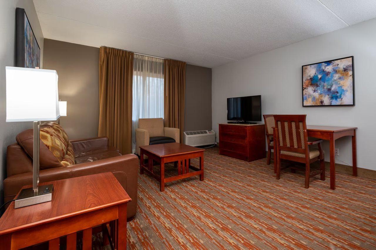 Endeavor Inn & Suites, Trademark Collection By Wyndham Topeka Bagian luar foto