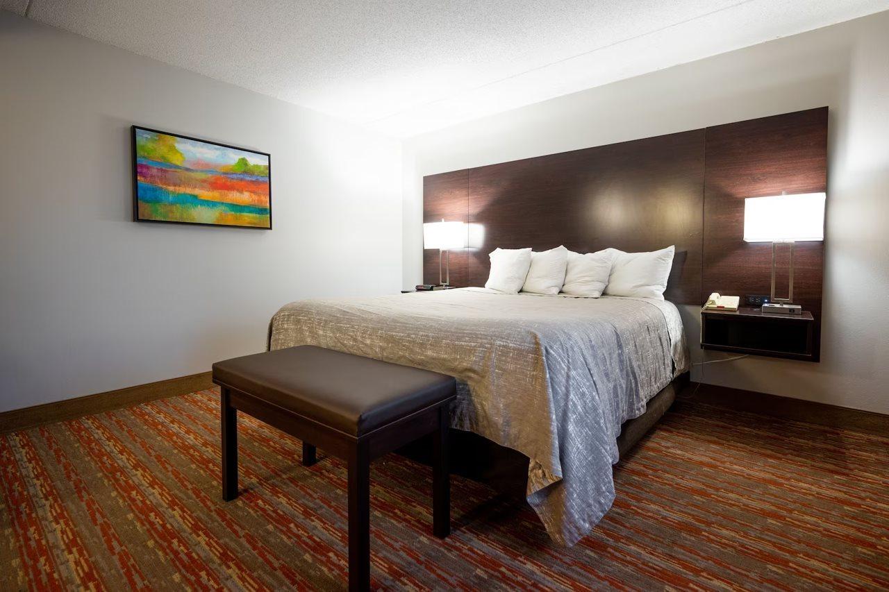 Endeavor Inn & Suites, Trademark Collection By Wyndham Topeka Bagian luar foto