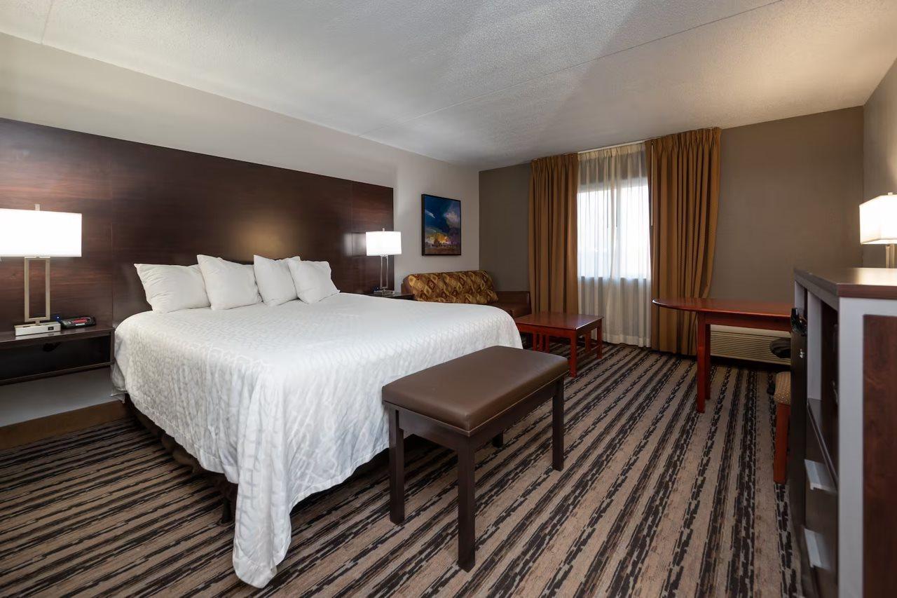 Endeavor Inn & Suites, Trademark Collection By Wyndham Topeka Bagian luar foto