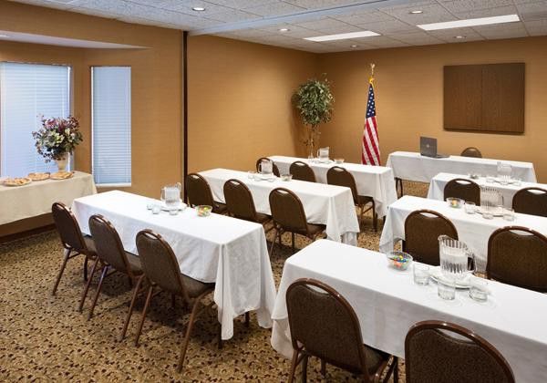 Endeavor Inn & Suites, Trademark Collection By Wyndham Topeka Bagian luar foto