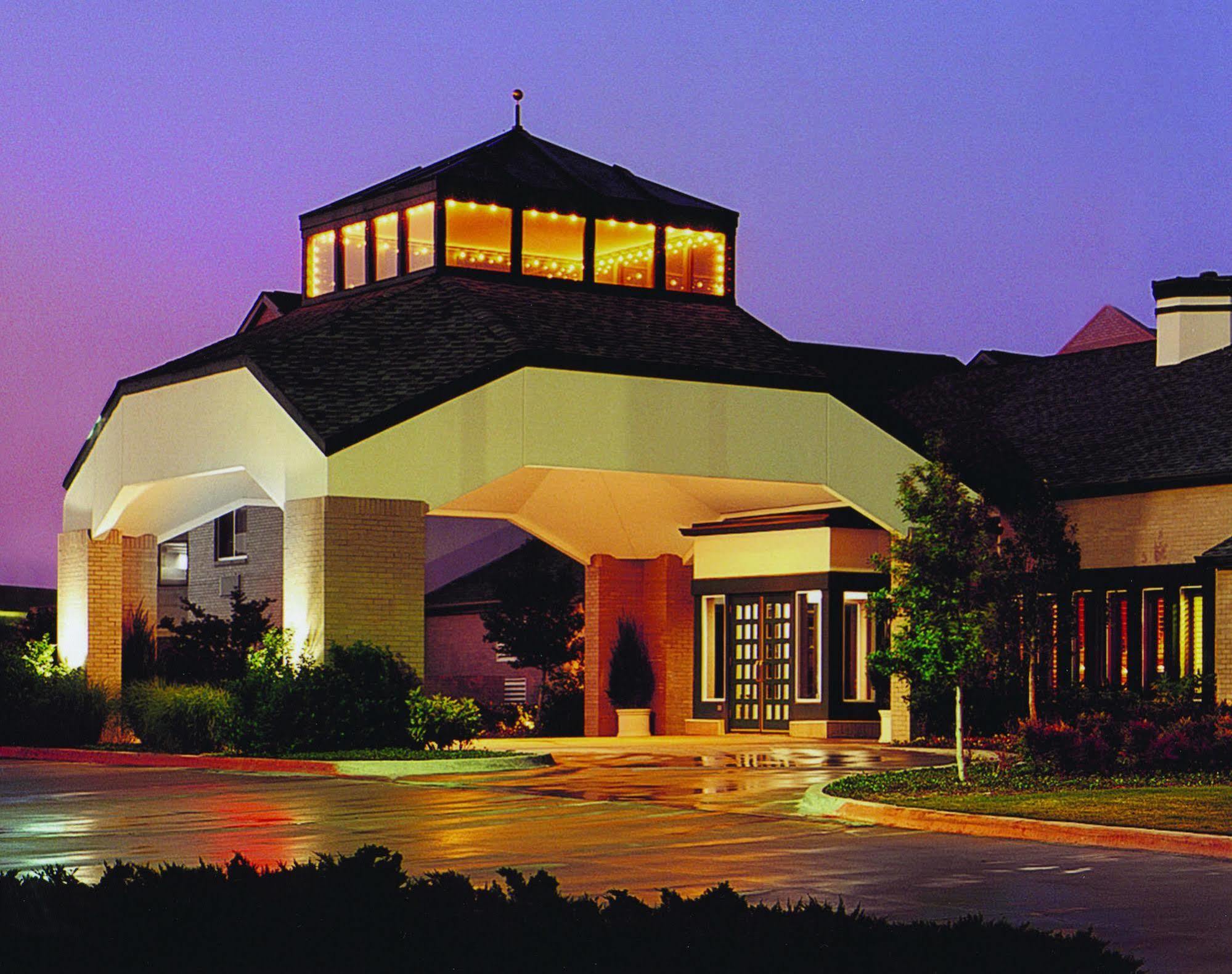 Endeavor Inn & Suites, Trademark Collection By Wyndham Topeka Bagian luar foto