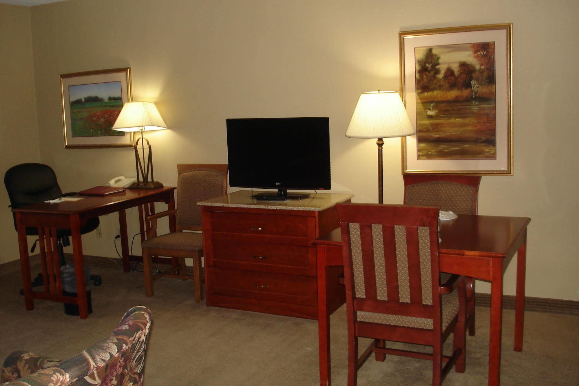 Endeavor Inn & Suites, Trademark Collection By Wyndham Topeka Bagian luar foto