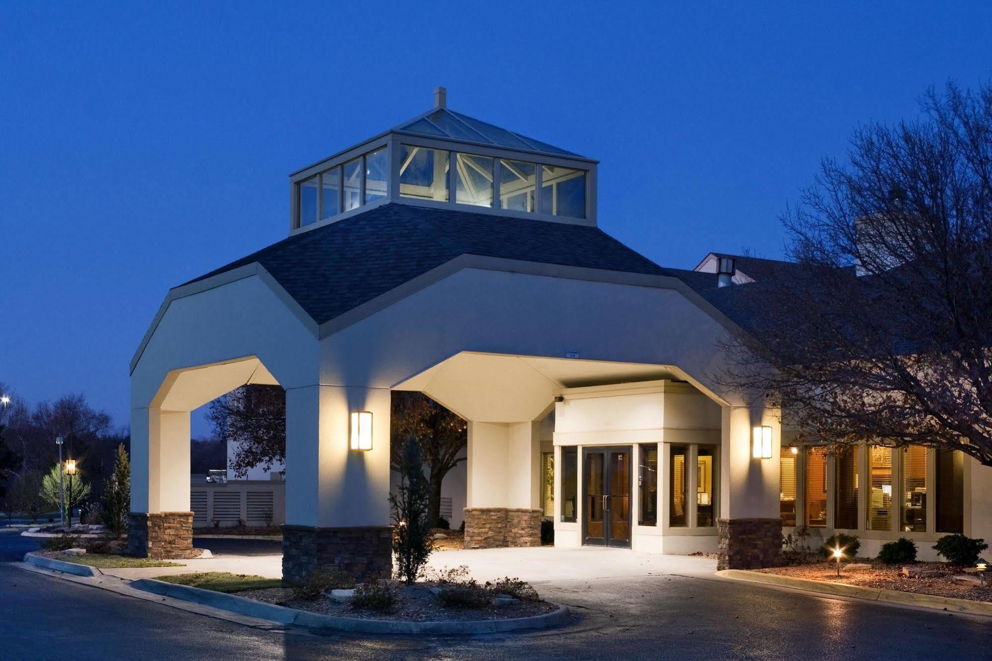 Endeavor Inn & Suites, Trademark Collection By Wyndham Topeka Bagian luar foto